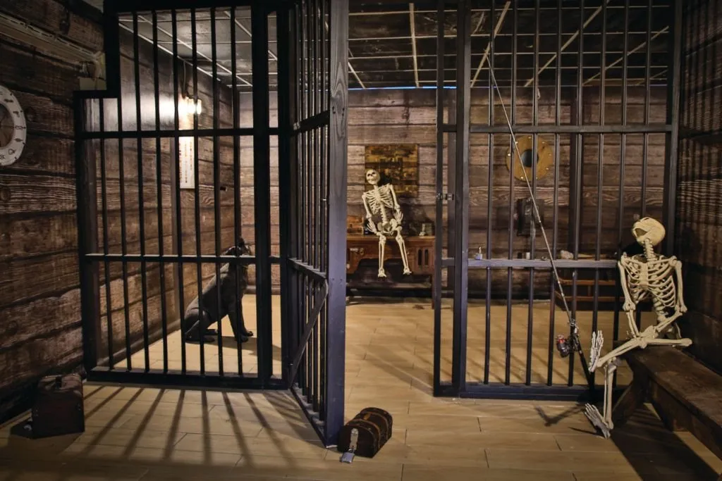 Prison cells with skeletons in the Blackbeard's Brig escape room